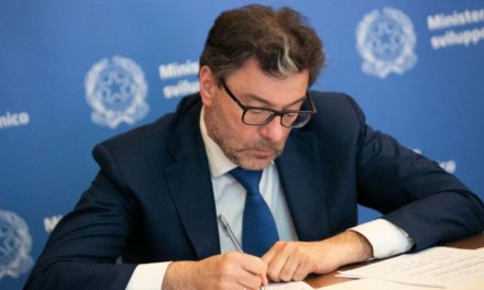 Contratti sviluppo, Mise firma decreti<h2 class='anw-subtitle'>Il ministro Giorgetti ha stanziato 2 miliardi di euro per finanziare oltre 100 progetti. Sostegno a industrie che riducono emissioni e consumi</h2>