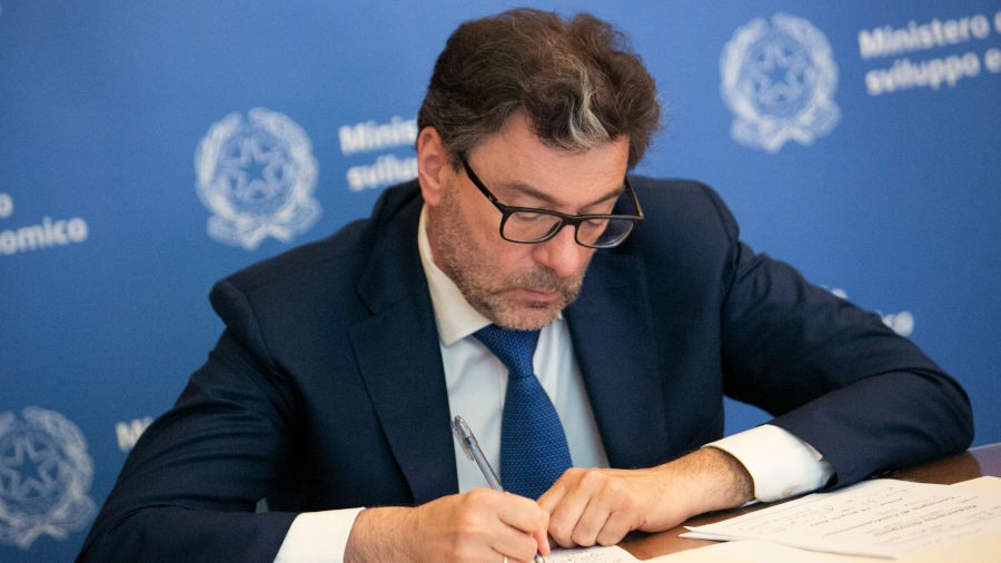 Contratti sviluppo, Mise firma decreti<h2 class='anw-subtitle'>Il ministro Giorgetti ha stanziato 2 miliardi di euro per finanziare oltre 100 progetti. Sostegno a industrie che riducono emissioni e consumi</h2>