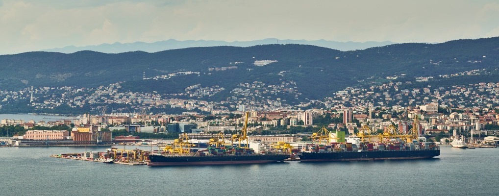 Porto di Trieste, dati record nel 2022<h2 class='anw-subtitle'>Miglior risultato di sempre per container e passeggeri. Assieme a Monfalcone, superati gli 11mila treni</h2>