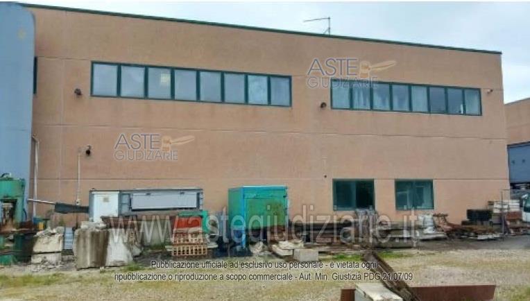 Capannone industriale all’asta a Sgonico