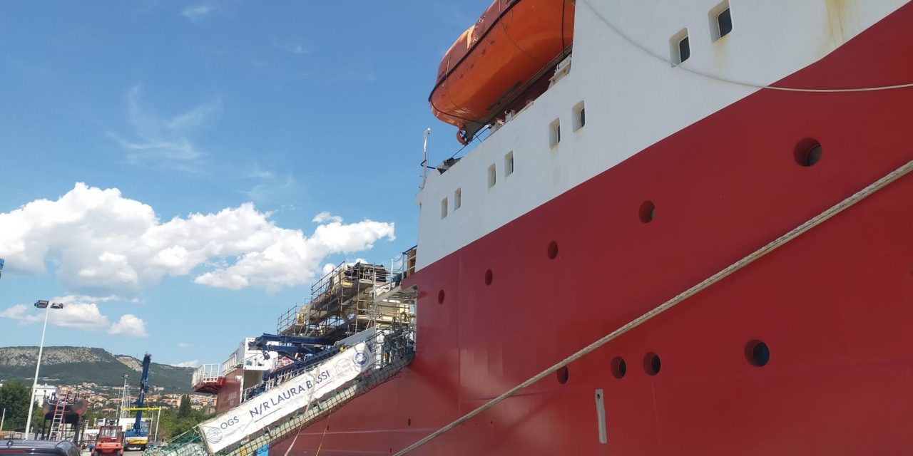 La rompighiaccio Laura Bassi ai cantieri Quaiat