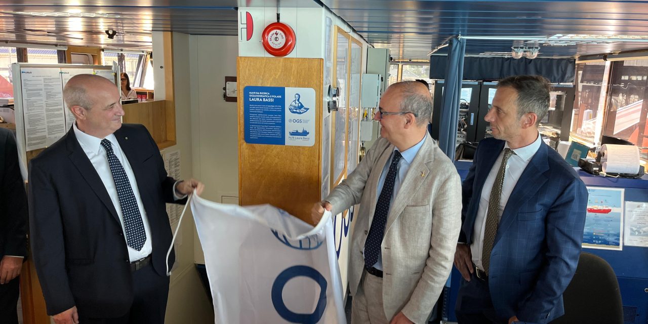 Il Ministro Valditara visita la Laura Bassi nel porto di Trieste